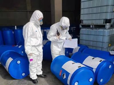 严把安全关 海关关员深入企业仓库开展危险品包装现场查验